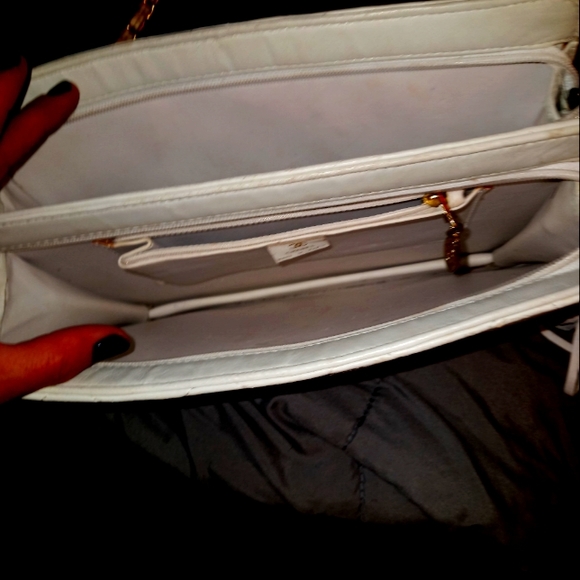 Channell Lambskin Quilted Small Tassel Double Compartment White Shoulder Bag. - Picture 4 of 8